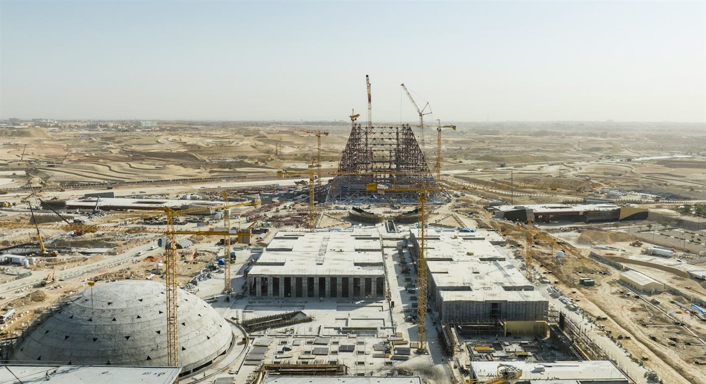 موقع مشروع إنشائي كبير بالرافعات