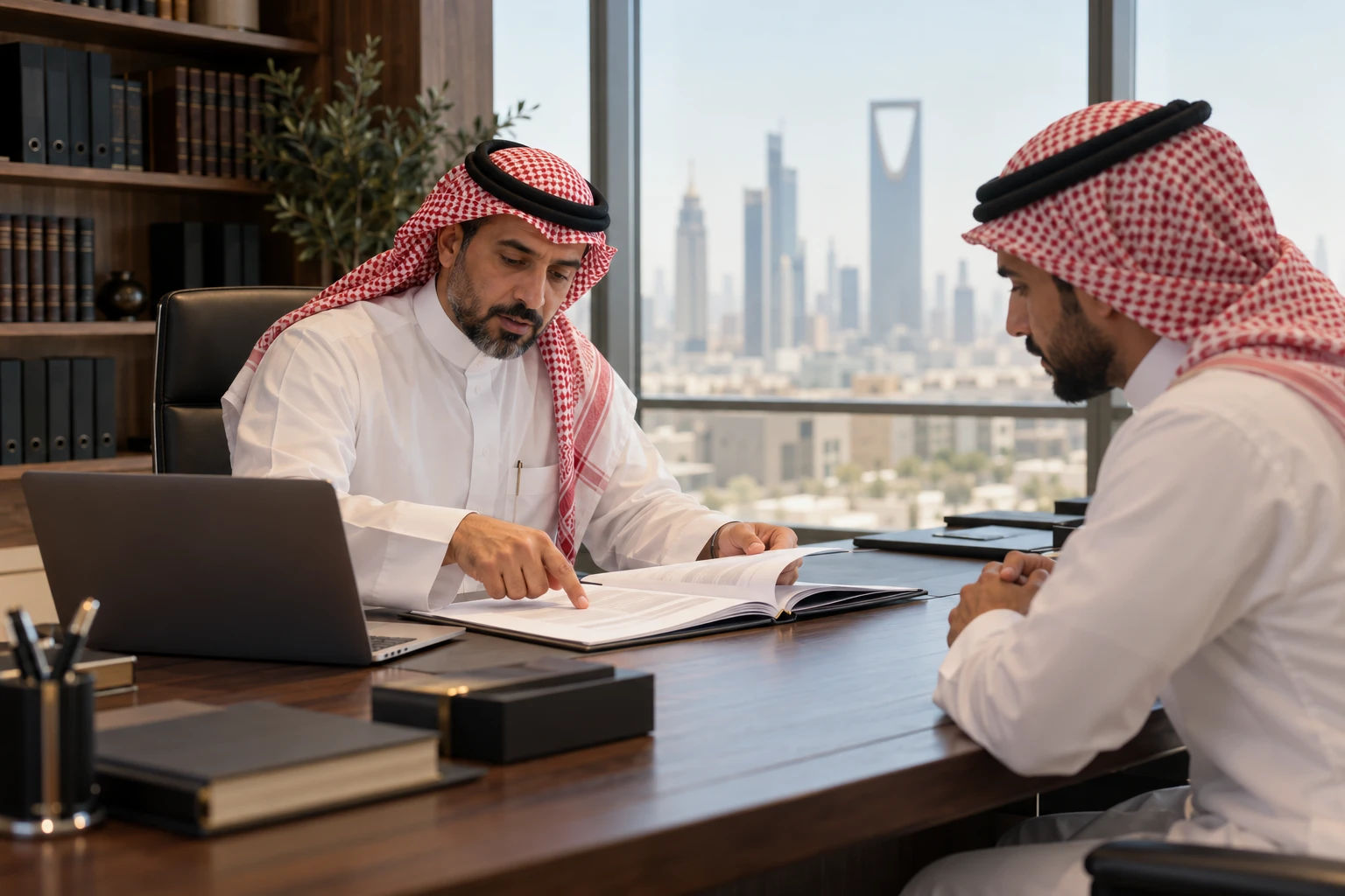 محامٍ سعودي يراجع ملف القضية مع موكّله